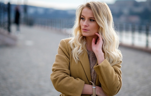 Стильная блондинка в пальто 