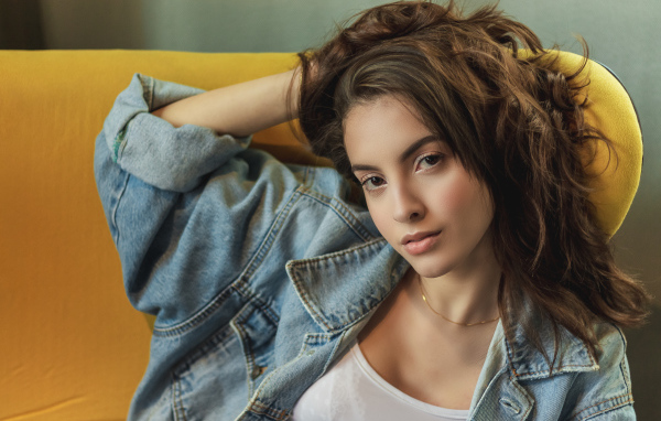 Стильная кареглазая девушка в джинсовой куртке