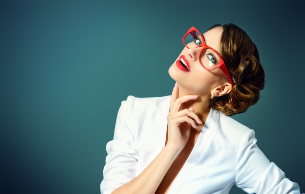 Стильная девушка в очках и белой рубашке
