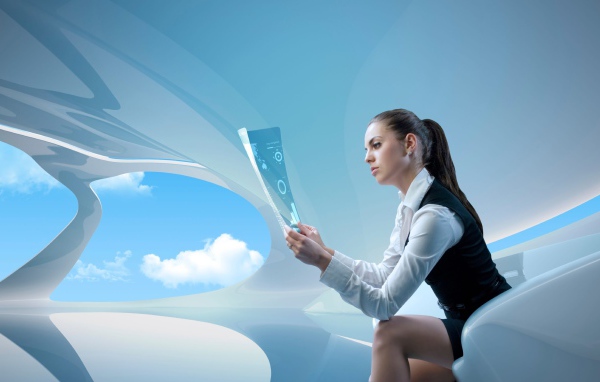 Стильная девушка с электронной газетой 