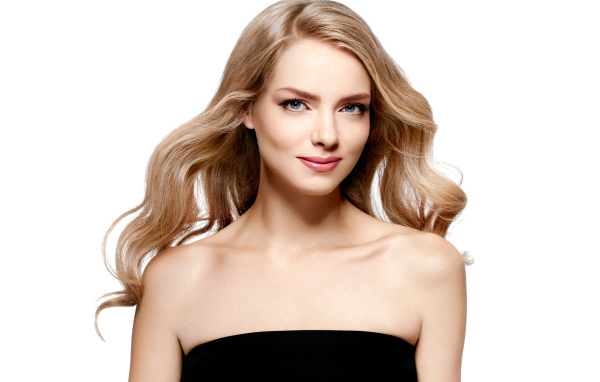 Нежная голубоглазая блондинка в черном платье на белом фоне