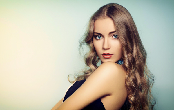 Нежная голубоглазая девушка с длинными волосами