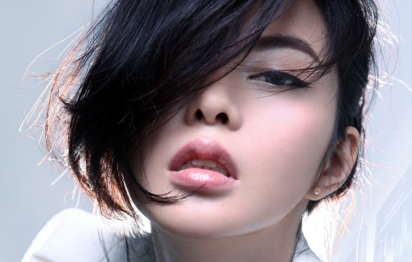 Нежная девушка шатенка лицо крупным планом