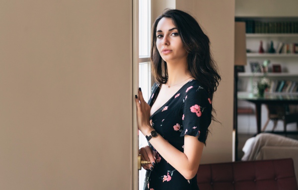 Нежная девушка в платье у окна 