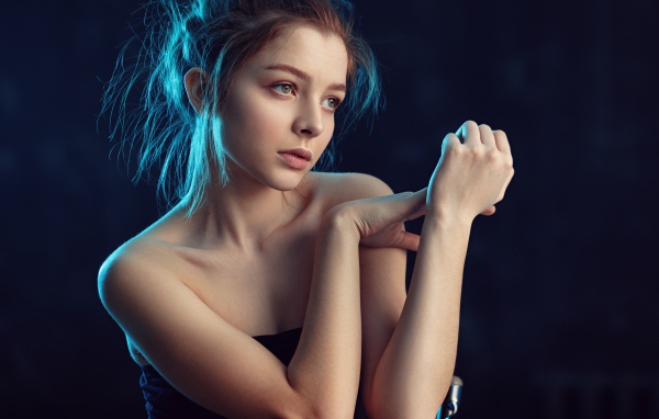 Нежная задумчивая грустная девушка 