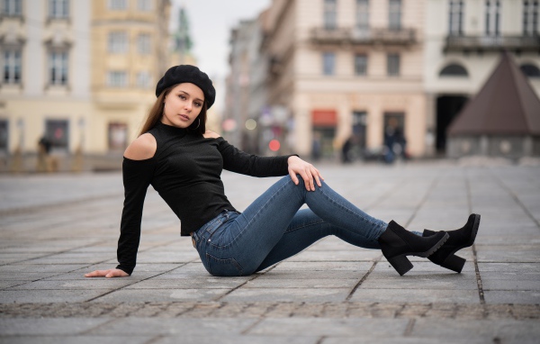 Девушка в черном берете лежит на дороге 