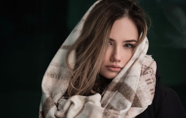 Девушка с волосами на лице в палантине