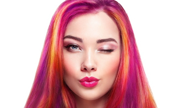 Девушка с розовыми волосами подмигивает глазом