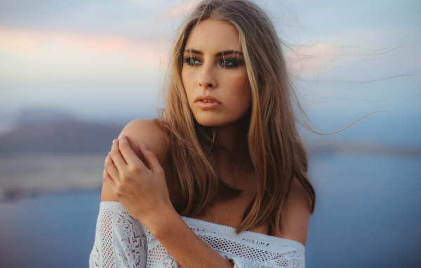 Ветер развивает волосы красивой блондинки