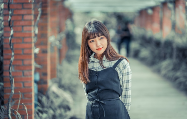 Молодая девушка азиатка в черном сарафане