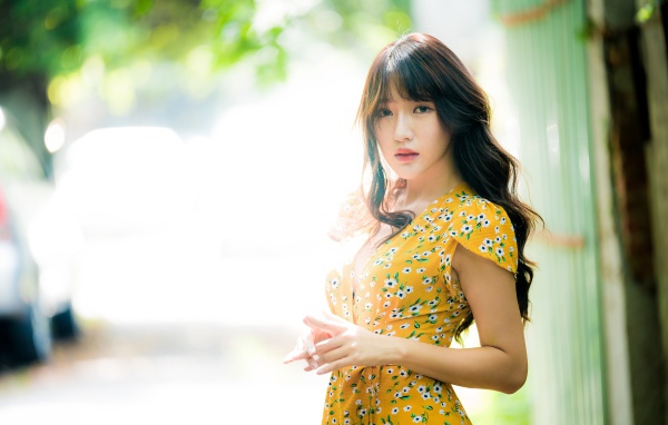 Молодая девушка азиатка в красивом платье 