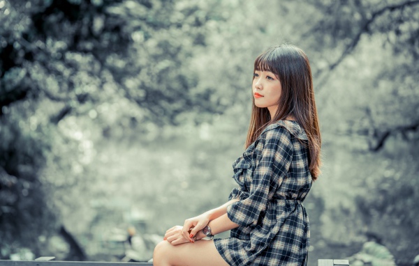 Молодая азиатка в платье в клетку