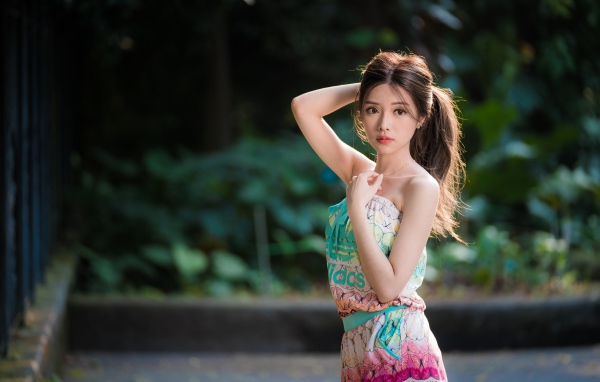 Молодая красивая девушка с рукой в волосах