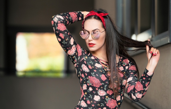 Молодая девушка в очках с платком в волосах 