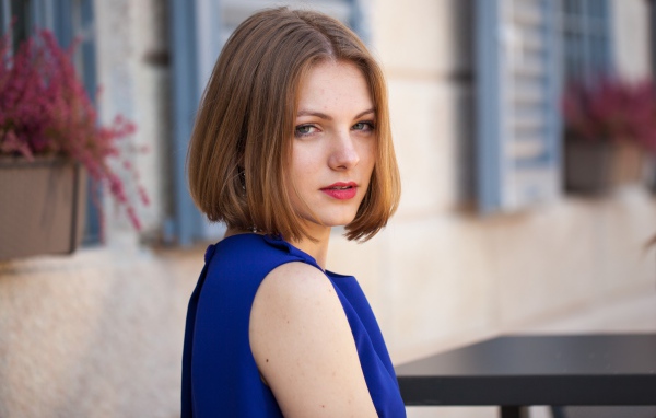 Молодая девушка с прической каре