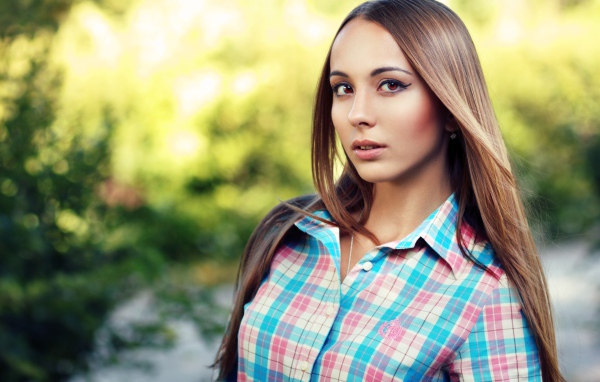 Молодая длинноволосая девушка в рубашке