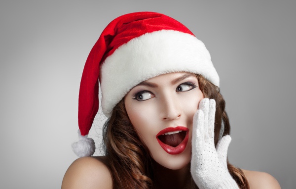 Удивленная снегурочка с рукой у лица