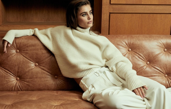 Американская супермодель Тейлор Хилл в белом костюме на диване