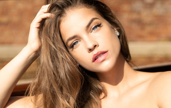 Красивая голубоглазая модель Барбара Палвин с рукой в волосах