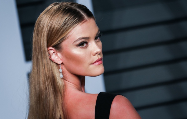 Красивая девушка модель Нина Агдал 