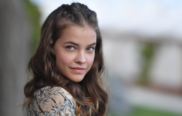 Красивая нежная молодая девушка Барбара Палвин