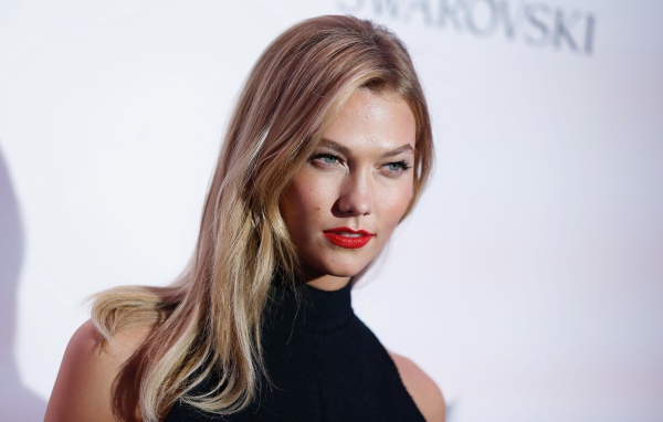 Яркая блондинка, модель Карли Клосс