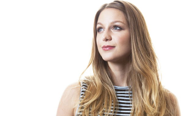 Милая девушка, американская модель Мелисса Бенойст на белом фоне