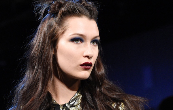 Лицо модели Белла Хадид с ярким макияжем крупным планом