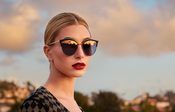 Модель Хейли Болдуин в солнцезащитных очках 