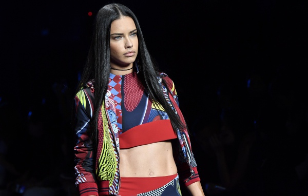 Длинноволосая брюнетка, модель Адриана Лима на подиуме