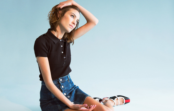 Модель Алекса Чанг сидит на голубом фоне