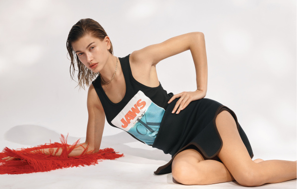 Модель Хейли Болдуин в платье на сером фоне