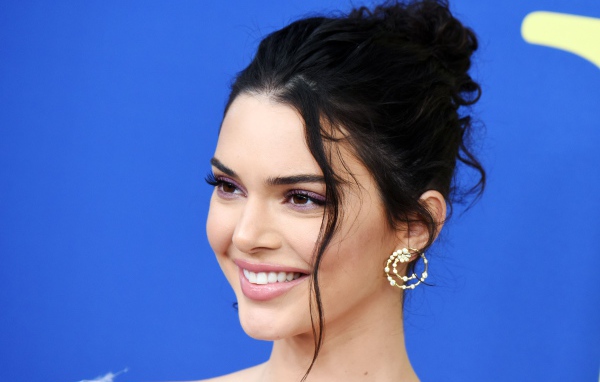 Улыбающаяся девушка модель Кендалл Дженнер 