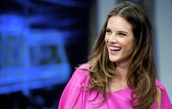 Улыбающаяся девушка супермодель Алессандра Амбросио