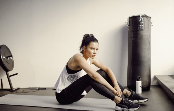 Спортивная девушка модель Адриана Лима в спортзале