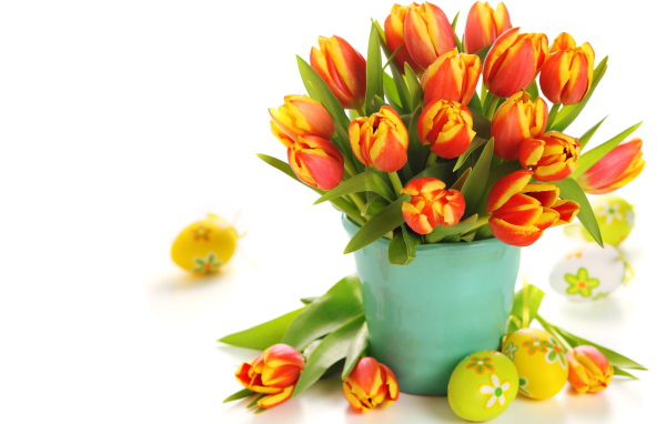 Букет оранжевых тюльпанов с пасхальными яйцами на праздник Пасха 