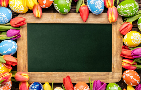 Крашеные яйца с тюльпанами вокруг рамки, шаблон для открытки на праздник Пасха