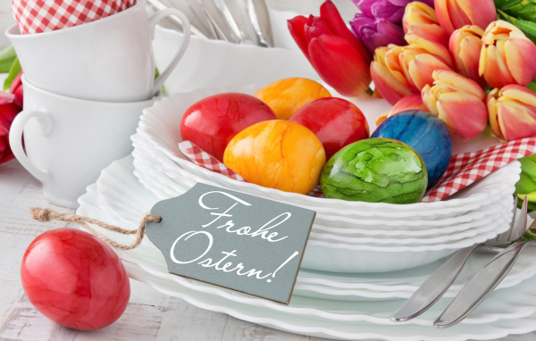 Пасхальные яйца с надписью Счастливой Пасхи на немецком языке