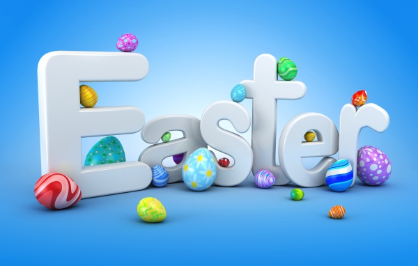 Надпись на английском Easter с крашеными яйцами на голубом фоне