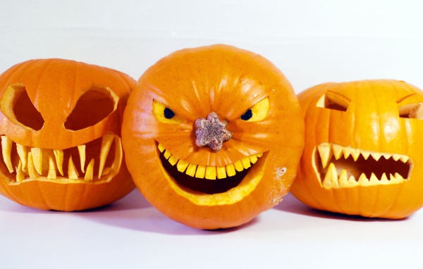 Зловещие тыквы на белом фоне на Хэллоуин 