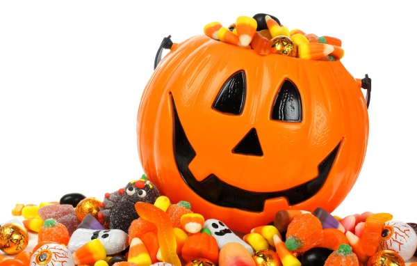 Тыква со сладостями на белом фоне