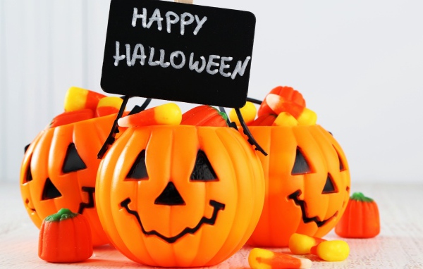 Тыквы со сладостями с надписью Счастливого Хэллоуина
