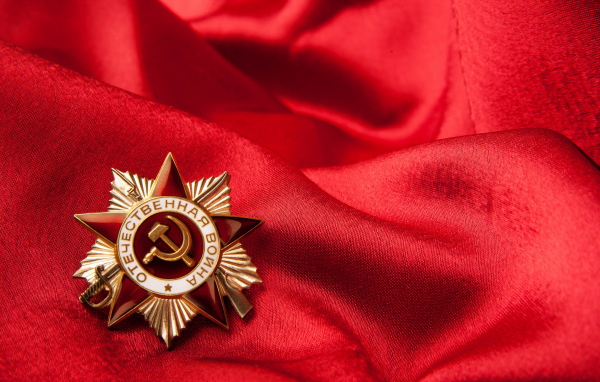 Звезда отечественной войны на красном покрывале 