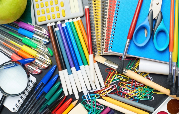 Много школьных принадлежностей на День знаний 1 сентября