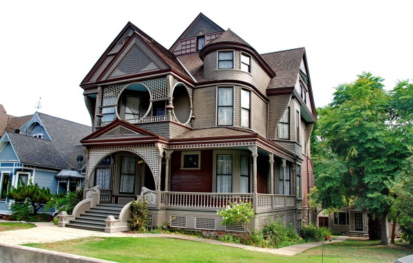 Большой красивый дом