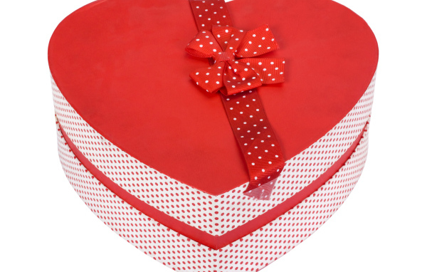 Красивая коробка в форме сердца на белом фоне