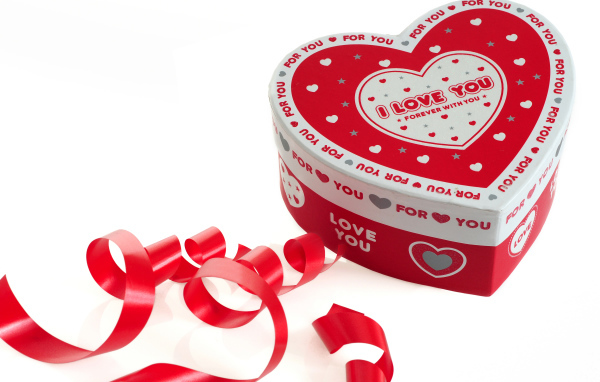 Красивая коробка в форме сердца на белом фоне с красной лентой