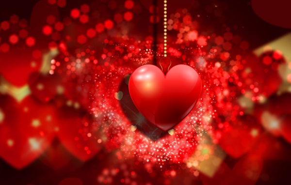 Красивое красное сердце на цепочке