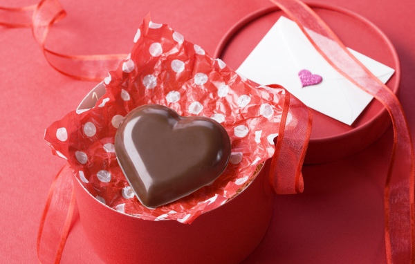 Шоколадное сердце к круглой розовой подарочной коробке 