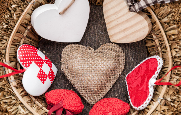 Разные сердечки в корзине крупным планом